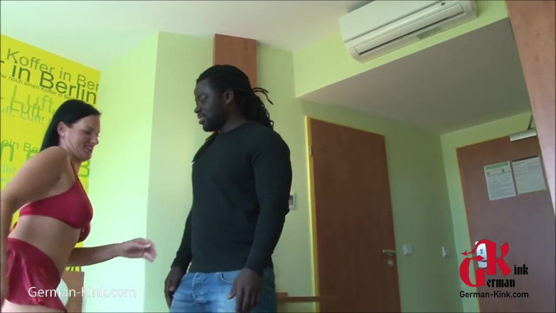 German Kink: Pria antar ras menikmati blowjob yang luar biasa dari cewek...