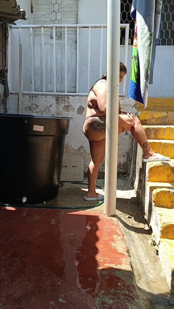 Adribella69: Bogata kąpiel na świeżym powietrzu Mój sąsiad lubi widzieć moją wielką...