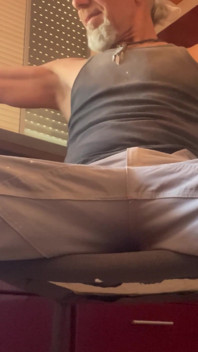 Versehentlicher selbstgedrehter sex in der küche - heiße ehefrau lutscht und reitet einen großen schwanz