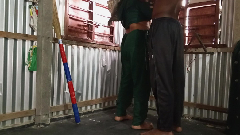 SAFI TV: सौतेला बेटा घर पर सौतेली मम्मी को गांव में चोद रहा है
