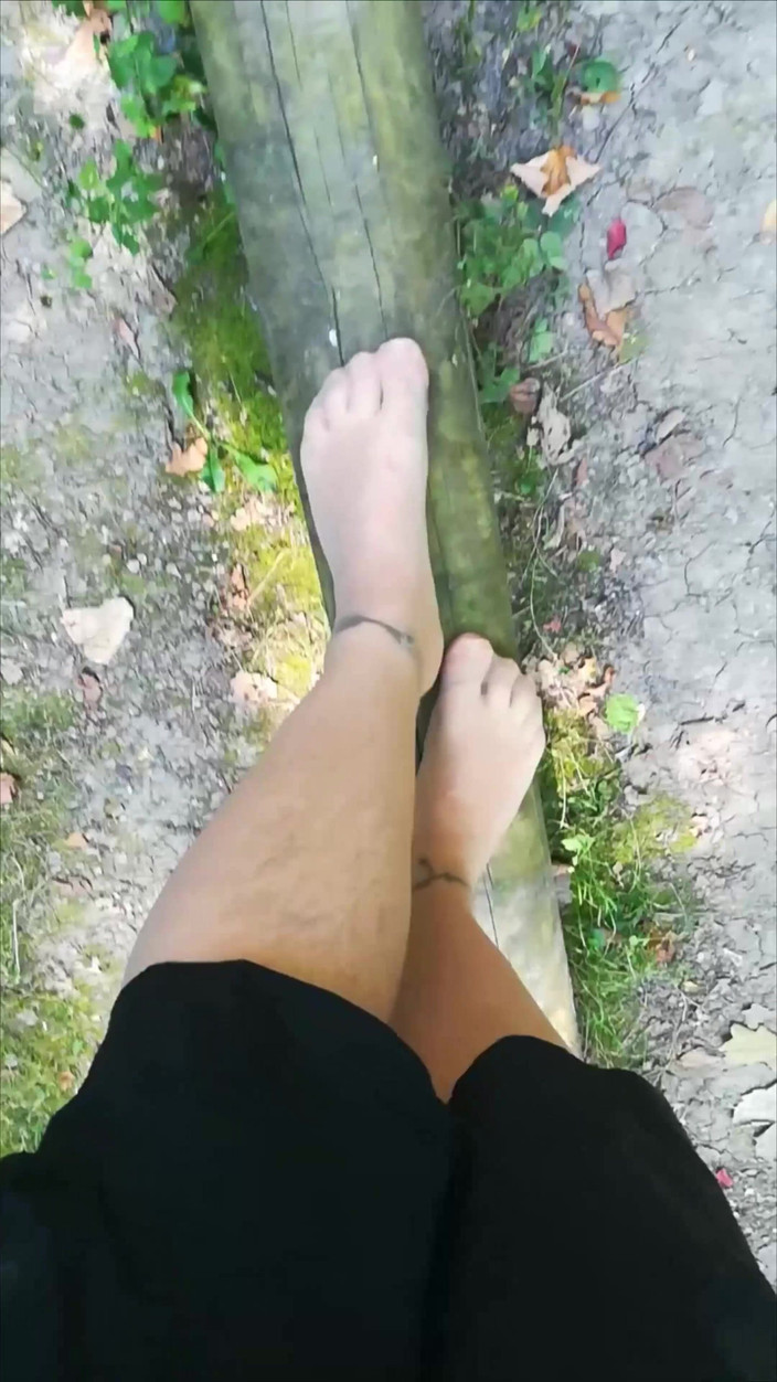 Carmen_Nylonjunge: Bilanciamento all'aperto in collant