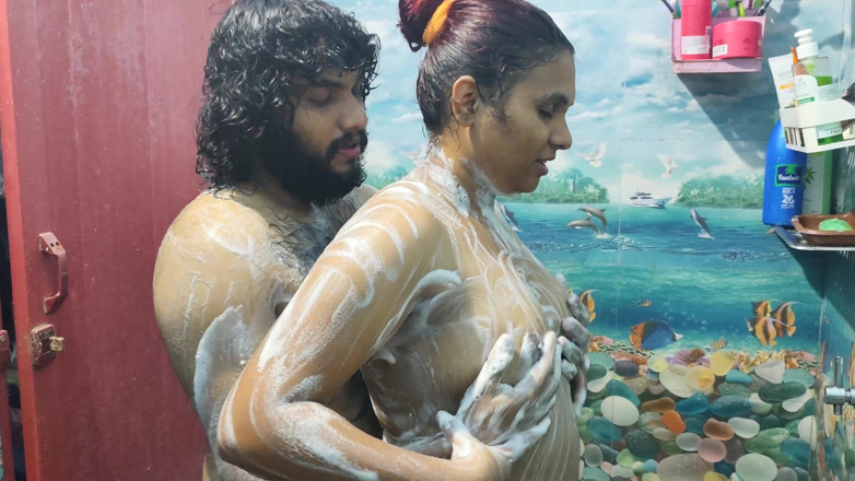 Vaigavarun45: Romance en el baño con paja y bloqueo de labios