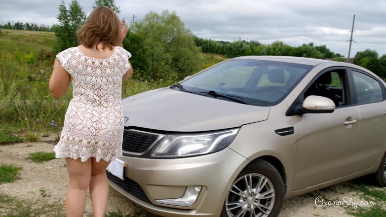 MILF Oxana: Une blonde stupide et une voiture calée