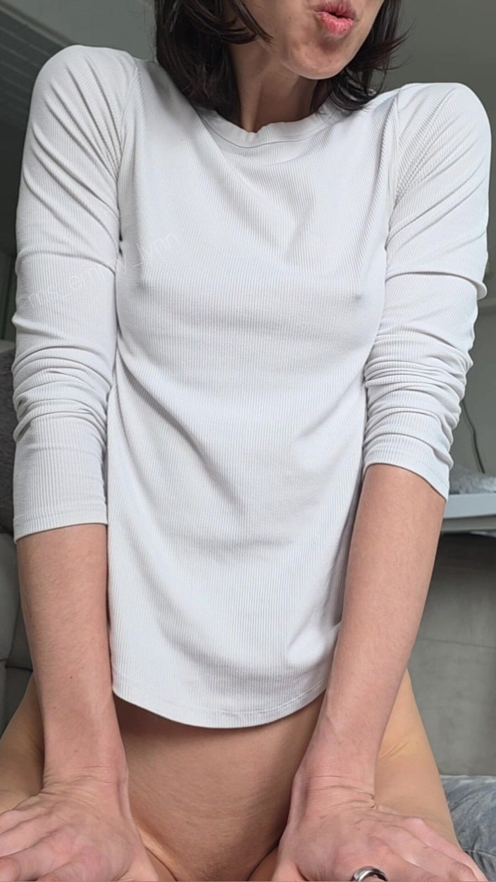 Ms_Emmy_Lynn: Sfârcuri fără sutien prin cămașă albă leggings Strip la pizda...