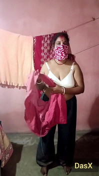 साड़ी छोड़ने वाली एकल महिला