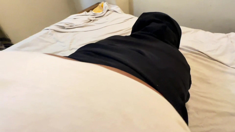 Aria Mia: Entot pantat bahenol dan memek becek orang tuaku pulang dari...