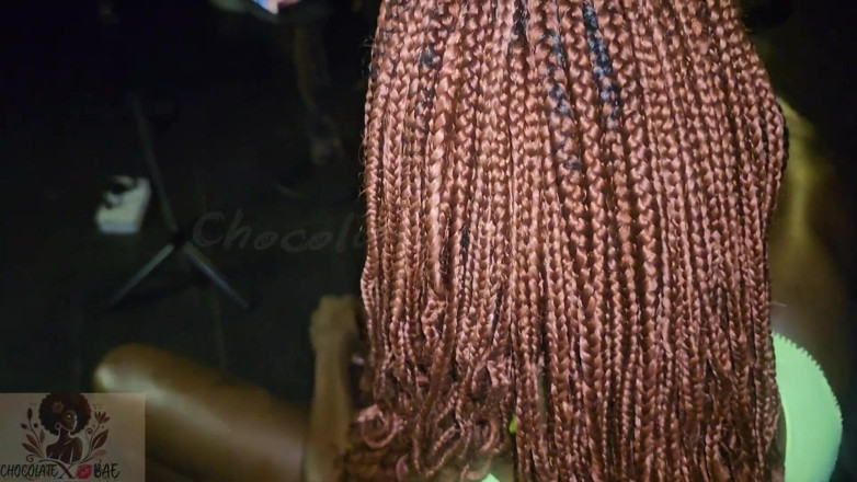 Naturelle Chocolat: La sexy cameriera troia ebano guarda il porno davanti al...