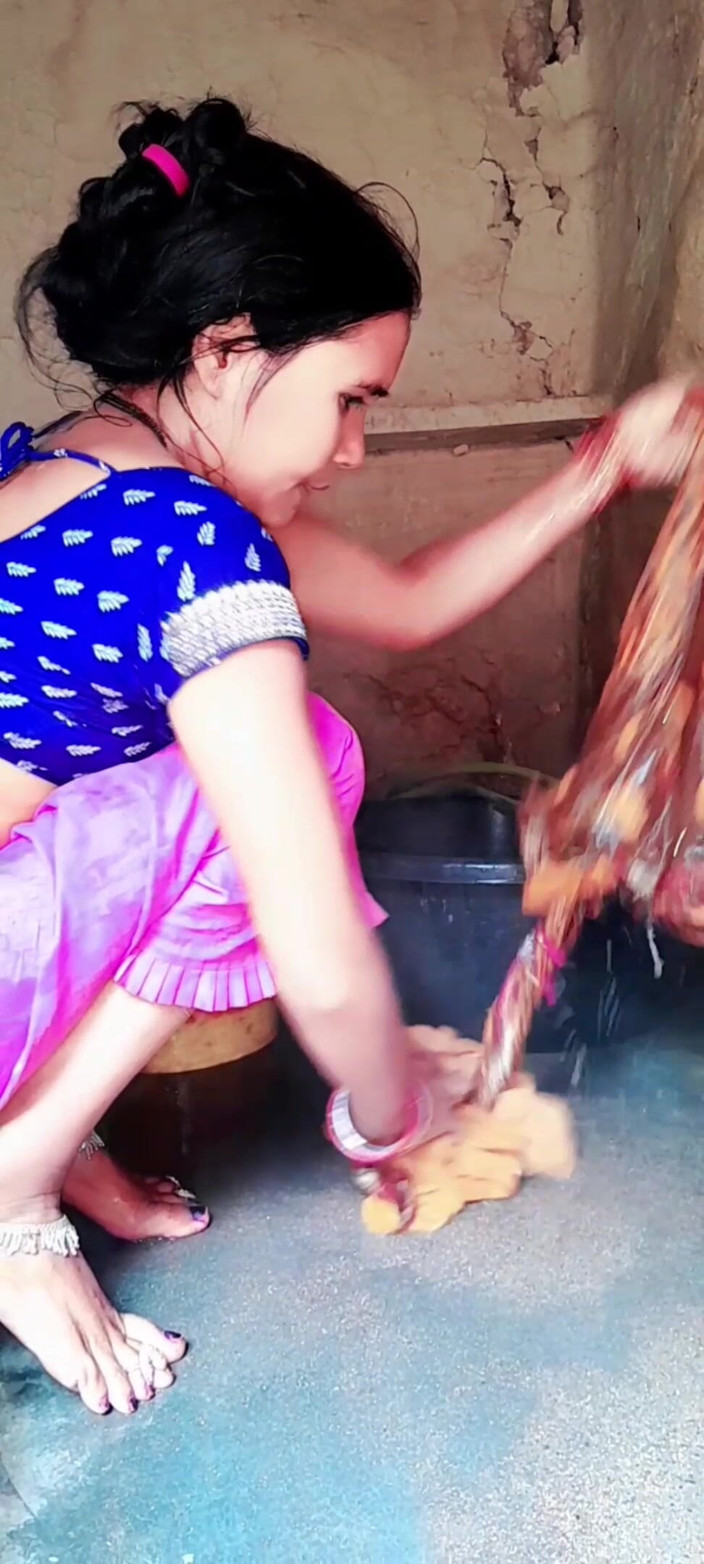 Renudbf: Ateşli yenge banyo yapıyor köy yengesi banyo yapıyor