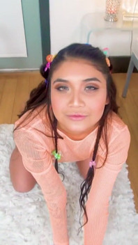 Tiener Aziatische brunete Brenna Sparks pov geen handen pijpbeurt aum slikken