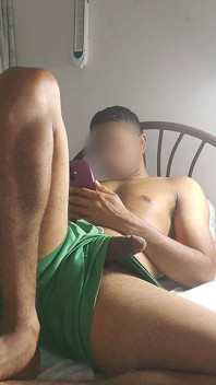Un homme regarde du porno seul