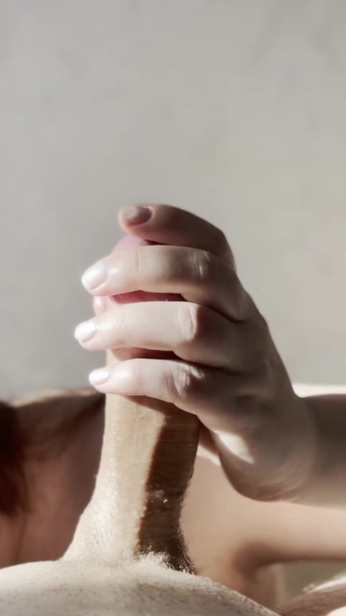 Mirallise: Sensual masaje de polla y lamiendo bolas - ¡provocaron una gran corrida!...