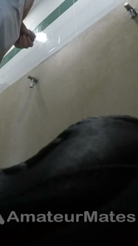 หนุ่ม Str8 มือสมัครเล่นโดนจับได้ว่าฉี่ที่โถปัสสาวะในห้องน้ําสาธารณะ