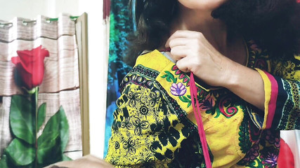 Bolly Karma: Ateşli büyük memeli orta yaşlı seksi üvey anne kocası dışarıdayken üvey oğlunun...