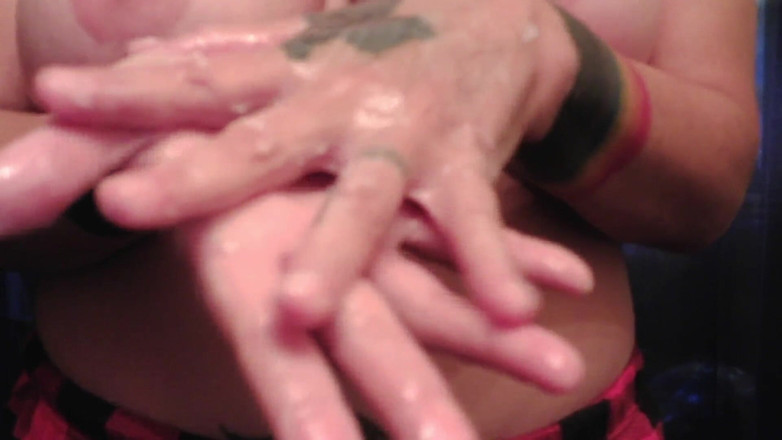 Abby Anna: โชว์มือกับโลชั่นหนักๆ