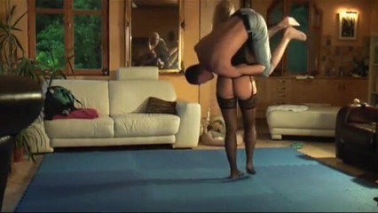 European Lift and Carry Club: Gata gostosa em lingerie sexy em jogo de luta livre