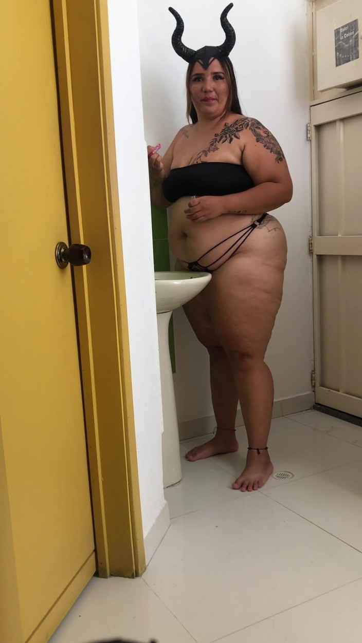 Lexly_16: Scopato con la matrigna ad una festa non sapeva chi...