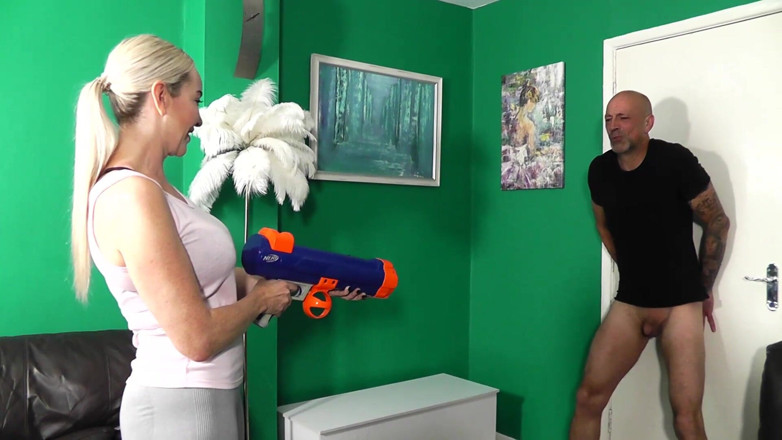 Miss Jessica Wood: Vendetta di nerf - miss jessica wood spara un tiratore di...