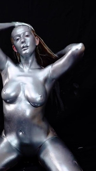 Tam vücut gümüş vücut boyası uygulaması ve tek başına oynama