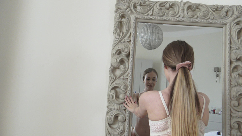 Femdom Austria: Facesitting striptýz - šlapající dívky!