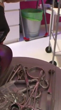 Punizione umiliante di un piccolo pene con grandi tette