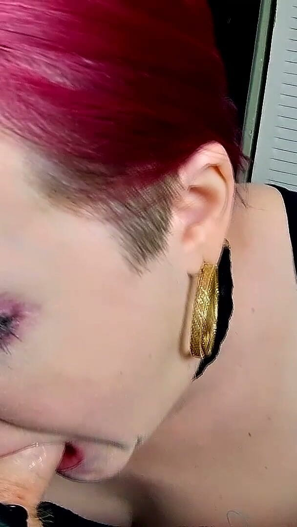 Kennedy Channing: Milf big titfuck w červené saténové kalhotky