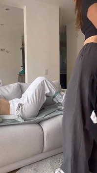 Hàng xóm trói tôi và trừng phạt tôi bằng đồ chơi của cô ấy