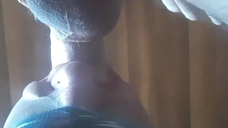 LauraOnHeels: 나일론 바구니를 입고 테이프로 눈가리개를 한 후드 쓴 MILF가 얼굴에 정액을 넣은 채 두 번째 환상을 보여준다