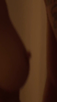 Коротка волохата брюнетка підстрибує на жорсткому члені свого коханця