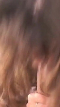 La MILF ama farsi scopare la fica e il culo come una cagna mentre si diverte con il suo Sex toy