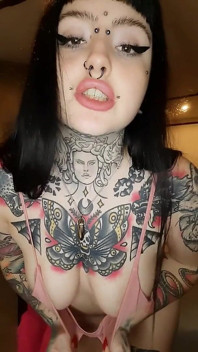 ビキニの美女があなたを叱責する