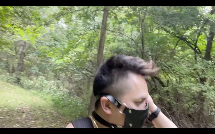 barenakedboy: Nimm eine Schriftrolle mit mir im wald