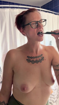 Spazzolino da denti in topless!