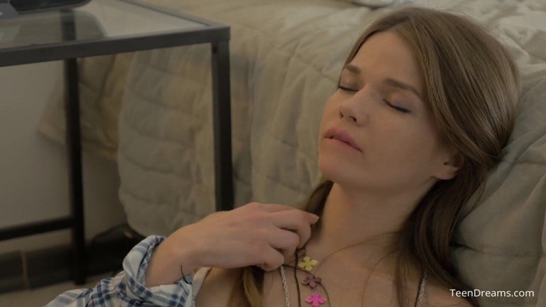 Teen Dreams: Jackie si masturba nei suoi flacchi