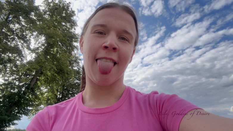 Lily, Goddess of Desire: Schattige rolschaatser met vlechten laat je borsten zien