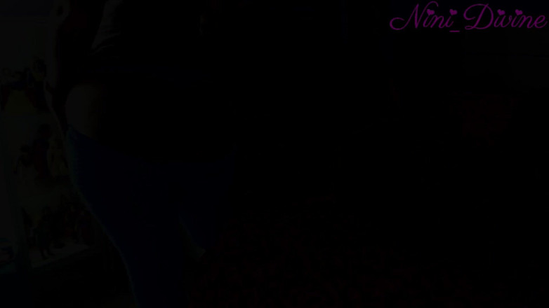 Nini Divine: Si siede con il suo grosso culo sulla mia faccia...