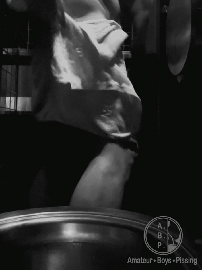 AmateurBoysPissing: Pertemuan toilet umum #2