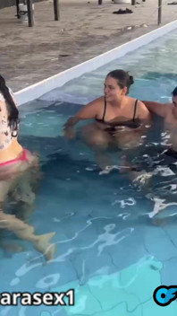 Sexe dans la piscine devant nos parents