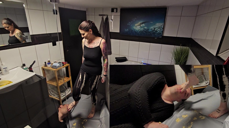 Femdom-Team-German: Slave Is Fed with Bananas