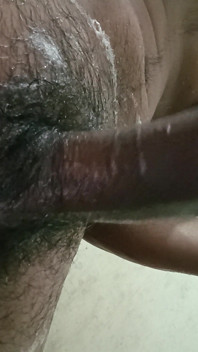 กล้องจับได้ว่าหนุ่มวัยรุ่นกําลังช่วยตัวเอง