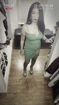 Camera de vestiar cam acea rochie verde
