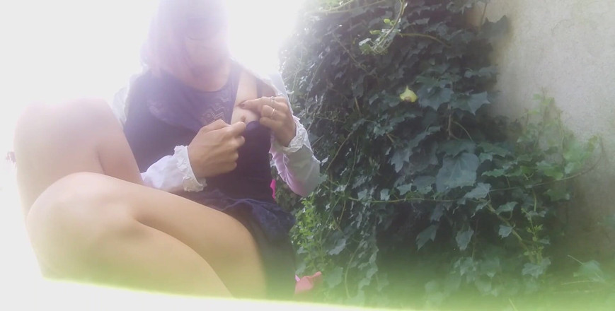 savannahamatoriale: Di luar ruangan!! Tanpa celana dalam dan kencing di rumput!!...
