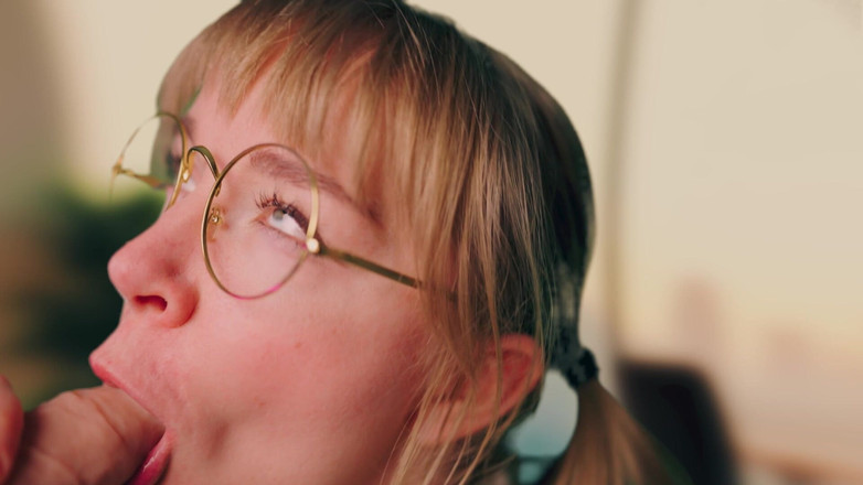 Jolie Lyon: Üvey babamın cezası olarak ofis sürtüğüyüm