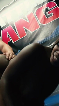 Kozatá milfka Stacy Adams dostane na obličej velkou nálož mrdky
