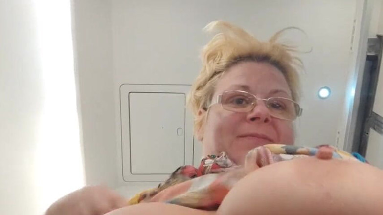 Putarankahotmilf: Mi tocco in aeroporto e gioco con la mia figa...