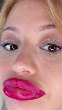 Frambuesas de lápiz labial rojo en cámara lenta