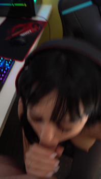 Scopata ragazza streamer sulla scrivania del computer, culo grosso a pecorina e pompino slobbesante