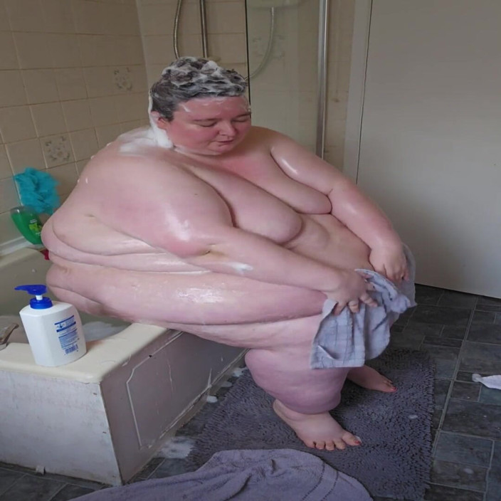 SSBBWLadyBrads: Товстушка не в змозі купатися, частина 2 у ванній кімнаті