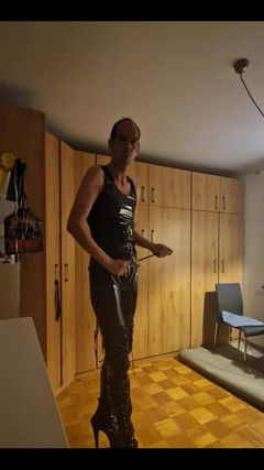 Gentle Dom: V latexu a botách 1