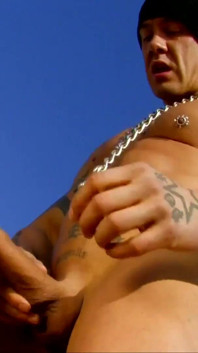 Nena de tetas pequeñas le encanta follar al aire libre