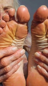 Oma foot Oil play - selbstmassage macht sie geil und tropft